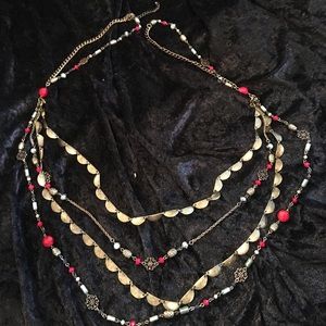 Long and striking necklace